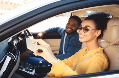 Yolculuk. Mutlu çift arabada selfie çekiyor, yeni hedefe gidiyor