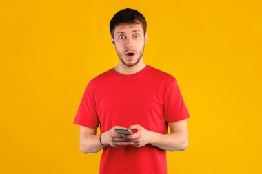 Akıllı telefon kullanan, internetten sohbet eden, mesaj yazan, kameraya aşırı sevinçli bakan, kablosuz internete bağlanan, satış ve indirimden şok olan komik sakallı bir adam.