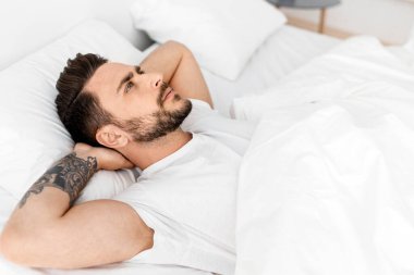 Düşünceler uykuya dalmaz. Milenyum adamı yatakta yatar ve tavana bakar, sabah bir şey düşünür, boş alan.