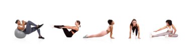 Beş kadın spor salonunda farklı fitness egzersizleri yapıyor. Etkinlikler arasında bir istikrar topu, çekirdek egzersizleri, yoga pozları ve esneme hareketleri yer alıyor.