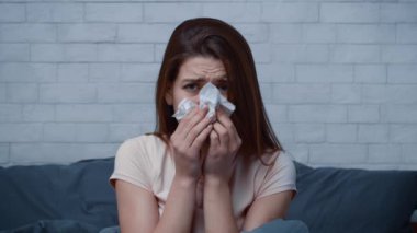 Bin yıllık bir kadın kış boyunca rahat yatak odasında oturur depresyon ve endişe duygularını yansıtırken elinde bir mendil tutarak. Atmosfer yalnızlık hissi veriyor..