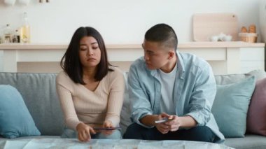 Genç bir çift rahat bir kanepede otururken ciddi bir tartışmaya giriyorlar. Sohbetlerine odaklanmış gibi görünüyorlar. Oturma odası kurulumuyla çevrili..