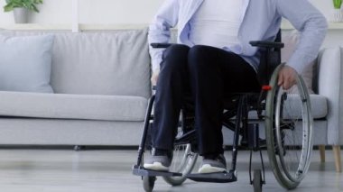 Tekerlekli sandalye kullanan orta yaşlı bir beyaz adamın evinde manevra yaptığı görülüyor. Parlak iç mekanda rahat bir kanepe ve sakin bir atmosfer var. Günlük yaşamını gözler önüne seriyor..