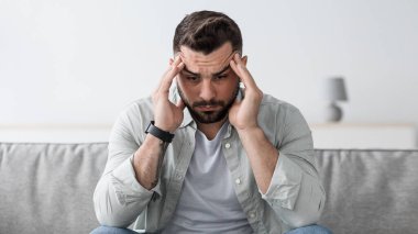 Dramatik yaşam tarzı, migren, orta yaş krizi, kötü his, sağlık sorunları. İçeride endişeli biri var. Üzgün, çekici, kaslı, sakallı adam koltukta oturuyor ve oda içi baş ağrısından muzdarip.