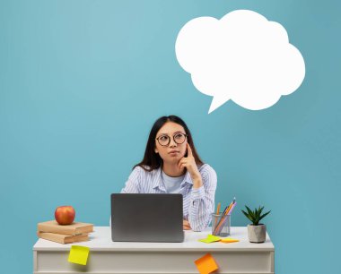 Gözlüklü düşünceli Asyalı kadın. Boş beyaz konuşma baloncuğu bulutuyla düşünüyor. Fotokopi alanı var.