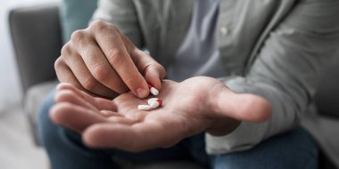 Ağrı kesici bağımlılığı, akıl sağlığı sorunları, antidepresanlar. Genç adam ilaç alıyor, hasta hissediyor. Hüsrana uğramış üzgün milenyum çocuğu elinde bir sürü hapla kanepede oturur, kesilir, kapanır.