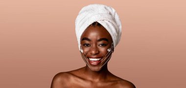 Bir kadın cilt bakımını yaparken gülümsüyor. Kafasına bir havlu geçirir ve doğal güzelliğini özgüvenle kucaklar. Kendini yalnız hissettiği bir anı gösterir..