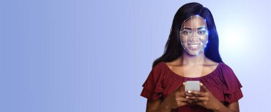 Parlak gülüşlü bir insan akıllı telefon kullanırken, yüz tanıma teknolojisi yüzünü örtüyor. Arka plan, birey ve teknolojiye odaklanmayı artıran katı bir renk..