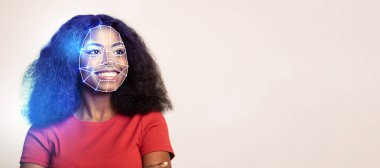 Modern kimlik teknolojisi yüzünü tararken kıvırcık saçlı genç bir kadın gülümsüyor. Ayar parlak ve minimalist, yüz tanımanın gelişmiş özelliklerini vurguluyor..