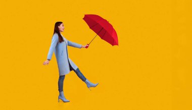 Şemsiye tutan ve yürüyen uzun boylu bir kız portresi, Pastel Pembe Stüdyo Duvarı 'nda izole edilmiş, afiş