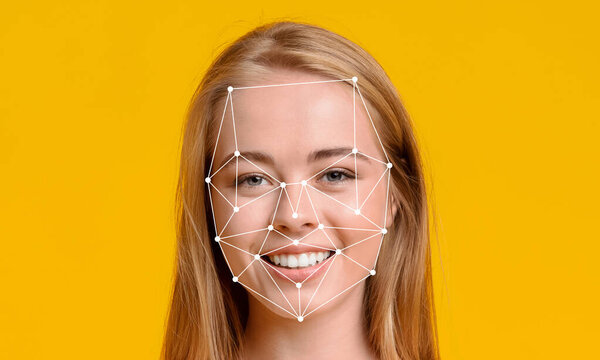 Молодая женщина с длинными волосами уверенно улыбается на ярком желтом фоне. Ее лицо покрыто цифровыми точками, демонстрирующими технологию распознавания лиц.