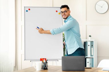 Olumlu genç Arap öğretmen İngilizce dil bilgisi kurallarıyla karatahtaya işaret ederek bilgisayardaki öğrencilere evden bilgisayar dersi veriyor. İnternette yabancı dil kurallarını açıklayan Mutlu Doğu hocası