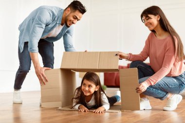 Oyalanmak. Üç kişilik mutlu bir aile, birlikte oynuyorlar, taşınma gününü kutluyorlar, küçük tatlı bir kız karton kutunun içinde yerde yatıyor, evi taklit ediyor, birlikte vakit geçiriyorlar.