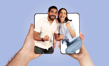 Neşeli bir çift akıllı telefonlarıyla birbirlerine bağlanır, derin bağlarını ve modern iletişimlerini vurgularlar. Onların neşeli ifadeleri dijital çağda şefkat ve birlikteliği yansıtır..