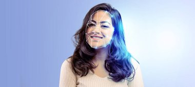 Gülümseyen bir birey dijital yüz tanıma teknolojisiyle vurgulanır. Modern, izole zemin veri analizi ve tanımlama kavramlarını vurguluyor.