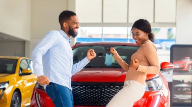 Yeni Araba Almayı Kutlayan, Satış Ofisinde Dans Eden Çok Sevinçli Siyah Çift. Mutlu Afro-Amerikan Eşleri Otomobil Salonunda Eğleniyor, Otomobil Alışverişine Duygusal Tepki Verişi, Ücretsiz Alan