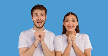 Ne olur! Duygularını ifade eden genç bir çiftin portresi, Pastel Mor Stüdyo Duvarı 'nın üzerinde umut ve jest yapıyor.