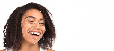 Gülümseyen bir insan yüz tanıma teknolojisi kullanır, yüz tanımlama özelliklerini gösterir.