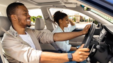 Yeni araba. Neşeli Eşler Yaz Tatilinde Arabayla Seyahat Ediyor. Birlikte yolculuğun tadını çıkaran çift. Otomatik Turizm Konsepti. Yan Görünüm Görüntüsü, Seçici Odaklanma