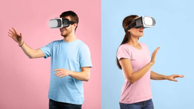 VR kulaklık takan heyecanlı bir çiftin portresi, mavi ve sarı stüdyo duvarlarında izole edilmiş, havaya dokunuyor.