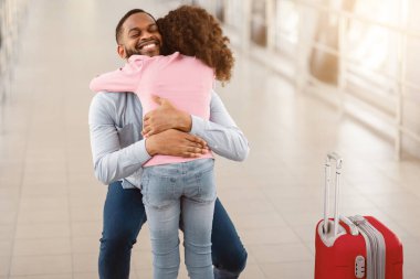 Tanış ve Selamla. Gülümseyen Afrikalı Amerikalı adam havaalanına vardıktan sonra mutlu kızına sarılıyor, siyah kız babasına sarılıyor, eve dönüyor ya da tatil yolculuğuna çıkıyor, bedava fotokopi çekiyor.