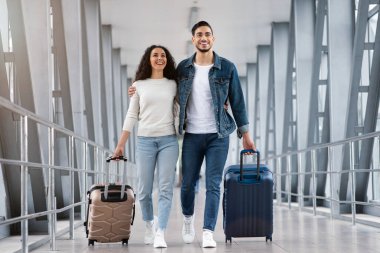 Tatile hazırım. Romantik Ortadoğulu çift havaalanı terminalinde bavullarıyla yürüyor, mutlu Arap eşler biniş kapısına giderken kucaklaşıyorlar, birlikte seyahat ediyorlar, Boşluğu kopyalıyorlar.