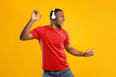 Afro-Amerikan Erkek Dans Etme Eğlencesi Müzik Pozisyonu Stüdyoda Kablosuz Kulaklık Takıyor. Harika Müzikal Uygulama, Sevilen Parça Listesi