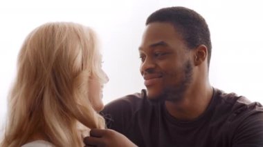 Sevgi dolu melez bir çift evlerinde samimi anlar paylaşır, birbirlerine eşlik ederler. İfadeleri mutluluğu ve derin sevgiyi yansıtıyor, güçlü bağlarını ve bağlılıklarını vurguluyor..