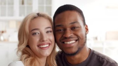 Sıcak ve davetkar bir yuvada, melez bir çift birbirini sevgiyle kucaklıyor. Gülüşleri paylaştıkları güçlü bağı yansıtıyor, evliliklerindeki mutluluğu gösteriyor..