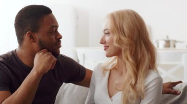 Neşeli bir melez çift, her iki milenyumda, evde birlikte otururken sevgilerini ve ilişkilerini ifade ederler. Sıcak gülümsemeleri ve nazik jestleri güçlü bağlarını ve mutluluklarını gösteriyor..