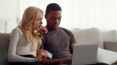 Milenyum çifti evlerinde sevgi dolu bir anı paylaşıyor. Online alışverişe çıkıyorlar, bağlarını ve bağlantılarını sergiliyorlar..