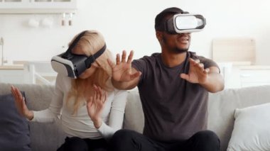 İki bin yıllık, melez bir çift, sanal gerçekliği birlikte yaşarken bir koltuğa yakın otururlar. Oturma odalarında kahkaha ve neşe anlarını paylaşıyorlar. Güçlü bağlarını sergiliyorlar..