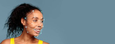 Yüz tanıma teknolojisi profilindeki özellikleri tanımlarken kıvırcık saçlı bir kadın gülümsüyor. Arkaplan durgun mavi bir renk. İfadesine odaklanmasını sağlıyor..