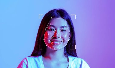 Bir kadın, yüz tanıma teknolojisiyle canlı bir arka plan eşleştirirken gülümsüyor. Bu süreç modern kimlikteki teknoloji ve insan ifadesinin kesişimini vurgular..