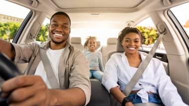 Siyah Ebeveynler ve Kızları Yeni Arabayla Gezintiye Gülümsüyor Kamera Keyifli Yolculuk 'a. Tatil yapan bir aile otomobille seyahat ediyor. Otomobil satın alma konsepti. Seçici Odaklanma