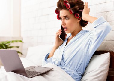 Ev hanımı telefonda konuşurken şok oldum dizüstü bilgisayar kullanarak evde yatakta yatarken internete baktım. Şok edici Haber Konsepti
