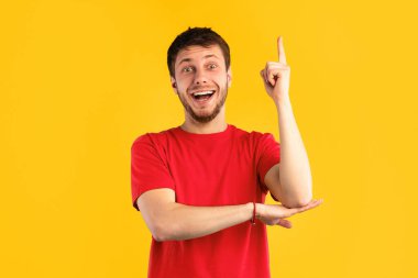 Aklıma bir fikir geldi de. Genç ve komik adam parmağını kaldırıyor. Heyecanlı adam cevabı biliyor, sorununa bir çözüm buldu, bir anlık ya da ilham kaynağı oldu, mavi stüdyo geçmişinde izole edildi. Vay canına, Eureka.