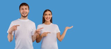 Güzel teklif. Gülümseyen çift reklam, metin ya da logo, pastel mor stüdyo duvarı, panorama için telif alanını işaret ediyor.