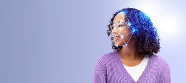 Kıvırcık saçlı, gülümseyen bir kadın sağlam bir arka plan karşısında duruyor. Gelişmiş yüz tanıma teknolojisi sergiliyor. Teknoloji kimlik tespiti için anahtar yüz özelliklerini vurguluyor.