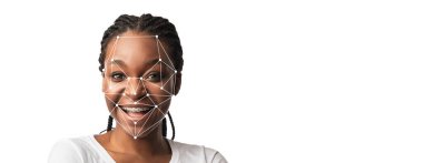 Yüz tanıma teknolojisi, gülümseyen bir insanın temiz ve boş bir arkaplan karşısında neşeli bir yüz ifadesi gösteren özelliklerini haritalar. Denek olumlu ve bağlılık yayıyor..