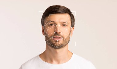 Bir adam yüz tanıma teknolojisi gösteren bir arkaplanda duruyor. Geometrik desenler yüzünü örtüyor, tanımlama ve biyometrik analizdeki gelişmeleri gösteriyor..