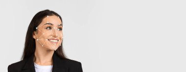 Yüz tanıma teknolojisi yüz hatlarını örterken uzun saçlı bir kadın gülümsüyor. Arkaplan boş, tanımlamada teknolojik uygulamayı vurguluyor.