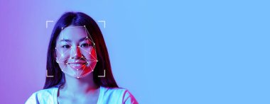 Yüz tanıma teknolojisi özelliklerine uygulanırken bir insan gülümsüyor. Arkaplan parlak renkli, teknolojinin ve kişisel kimliğin entegrasyonunu vurguluyor.