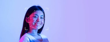 Gülümseyen bir kişi yüz tanıma teknolojisiyle yakalanıyor ve yüz hatlarını vurgulayan bir dijital kaplama sergiliyor. Parlak, renkli arka plan yüksek teknolojili atmosferi güçlendiriyor..