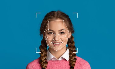 Saçı örgülü genç bir kadın, koyu mavi bir arkaplana gülümsüyor, yüz tanıma teknolojisi gösteriyor, geometrik yüz haritalama çizgileri onun özelliklerini tanımlıyor..
