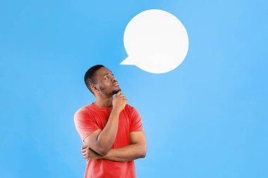 Düşüncelerim. Mavi Stüdyo Arkaplanda Başında Boş Konuşma Köpüğü Duran Düşünceli Afrikalı Amerikalı Poz Veren Adam. Bir düşüneyim. Dikey Çekim