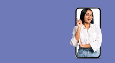 Arkadaşça bir ifadeye sahip genç bir insan akıllı telefon tutarken el kol hareketi yapıyor. Arkaplanda, sosyal medya ve iletişim teknolojisine olan bağlantıyı vurgulayan katı bir renk yer alıyor..