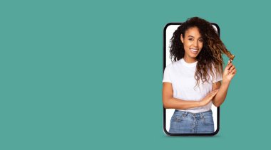 Neşeli bir birey, büyük ekranlı, çevrimiçi iletişimi gösteren akıllı bir telefonla etkileşime giriyor. Arkaplan canlı, metin veya grafikler için geniş bir alan sunuyor.