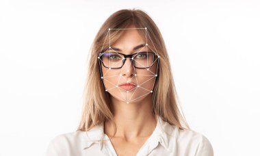 Gözlüklü bir kadın düz bir arkaplana dayanır, yüz tanıma özelliklerini vurgulayan bir yüz tanıma özelliği sergiler. Bu teknoloji tanımlama yeteneklerini vurgular..