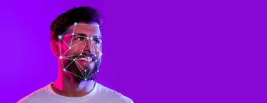 Yüz tanıma teknolojisi, canlı mor bir arkaplanı tararken bir adam gülümsüyor. Bu yenilikçi yaklaşım, tanımlama gelişmeleri ve uygulamaları vurgular.